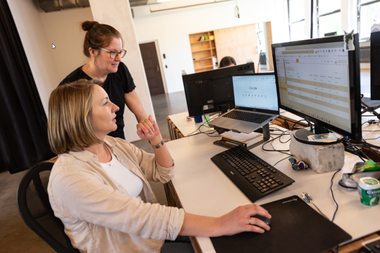 Work in progress: KI-Optimierung in unserer GEO-Agentur mit Katharina und Jenny